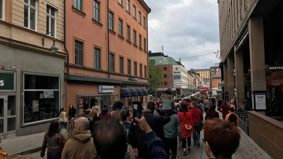 Vänsterpartiets första maj-tåg går genom Uppsalas gator, här på Drottninggatan.