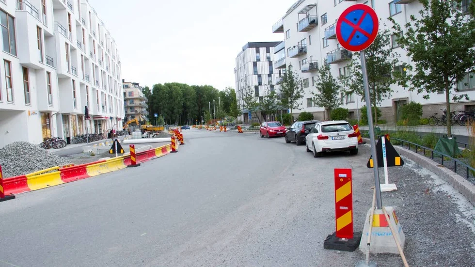 I hela Rosendal råder parkeringsförbud på gatorna. Ändå står bilar fel.