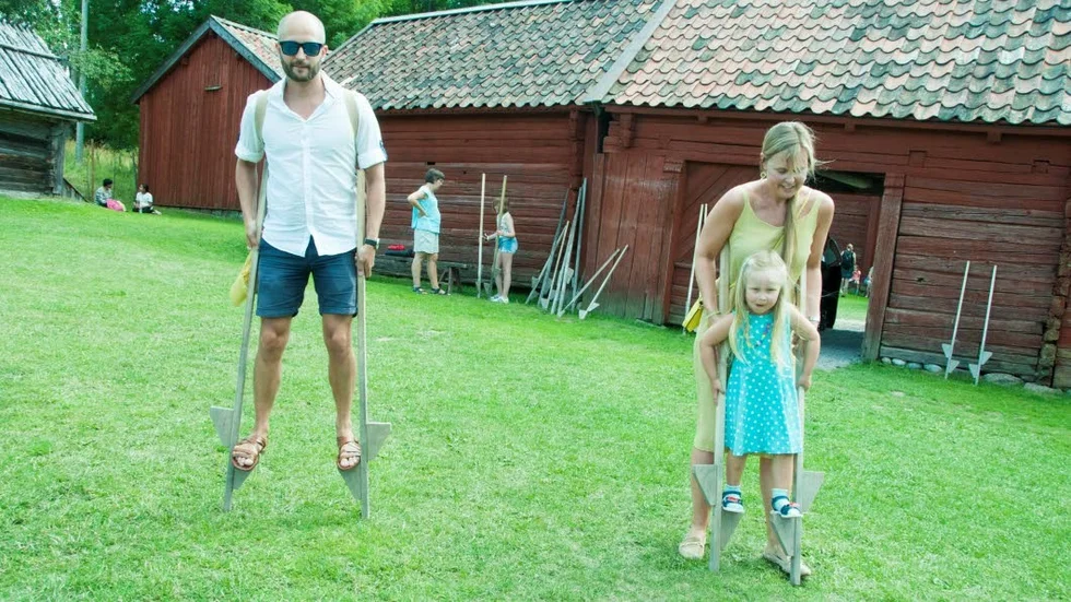 Hur lekte man på 1800-talet? Kanske gick man på styltor, som Blenda 3 år och Gina Gustavsson och Ralph Sandberg.