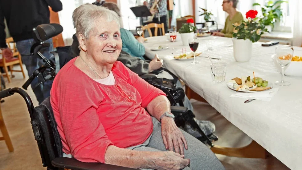 Brinkens Trio är på besök och Mona Andersson njuter av en ostbricka och ett glas vitt till musiken.