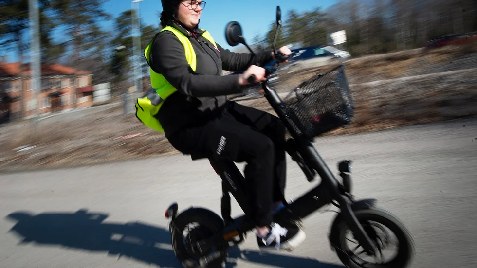 Johanna Hedlund, som jobbar för hemtjänsten, visar hur man kör en Vässla Bike.