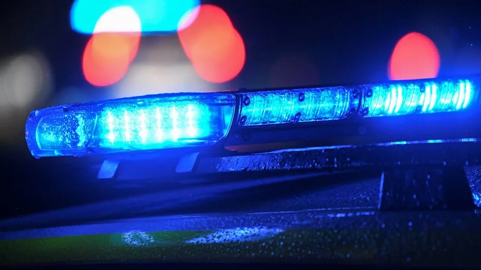 Blåljus. Polis larmades om pågående skadegörelse.