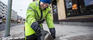 Tvingas att vända på alla gatstenar