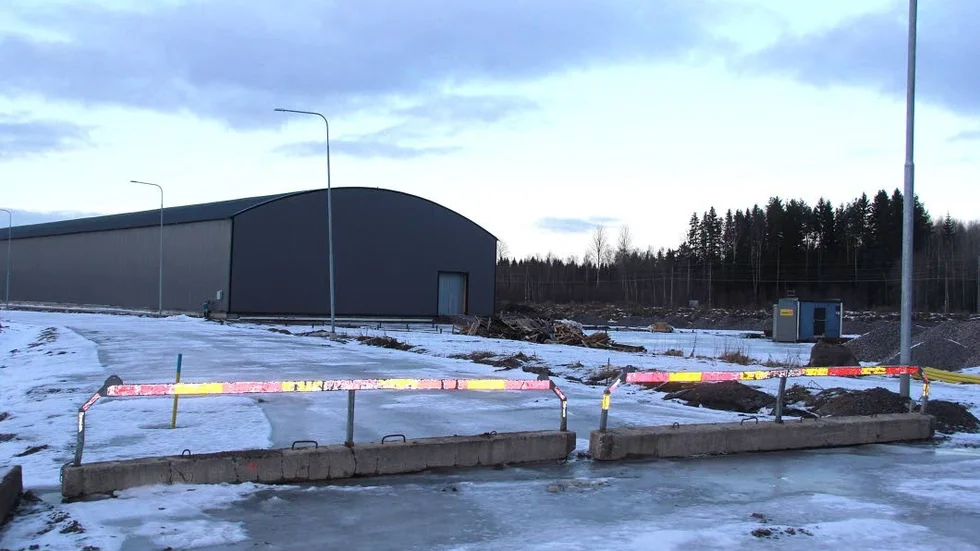 Säger upp.Tierps kommun säger upp avtalet att hyra crosshallen i Tierp och kräver hallägaren Qlur AB på 1,5 miljoner kronor. Vad som händer med hallen nu är oklart, enligt bolaget som äger hallen.