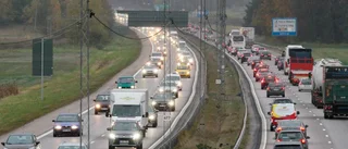 Brinnande bil orsak till stängt körfält