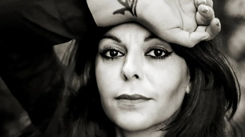 Shadi Angelina Bazeghis debutbok är en diktsamling som liknar mycket annat och samtidigt inget annat.