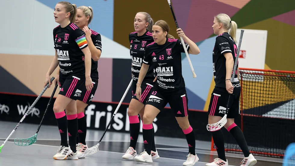 Moa Jakobsson i mitten jublar efter ett av sina 17 mål i grundserien.