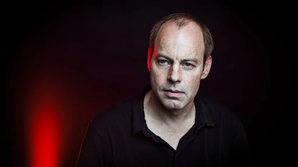 "Hemman" är  Magnus Dahlströms (född 1963) första bok efter den löst sammanhållna trilogin som avslutades med "Psykodrama" (2014).