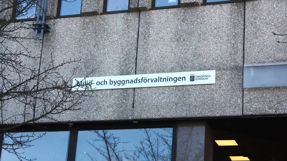 Miljö- och bygg. Ny hyresgäst i Paushuset, men än återstår en del åtgärder när det gäller brandskydd och tillgänglighet för att lokalerna ska vara godkända av miljö- och byggnadsnämnden, vars förvaltning just har flyttat in.