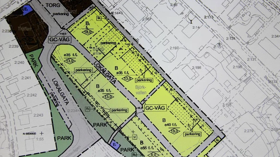 Plats för bostäder. Medborgarhuset i mörkt längst upp på bilden. En lokalgata ska sträcka sig genom området vid Björkvallen. Håbo kommun hoppas kunna anta detaljplanen före årsskiftet.
