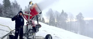 Nu läggs snö i Skattmansöbacken
