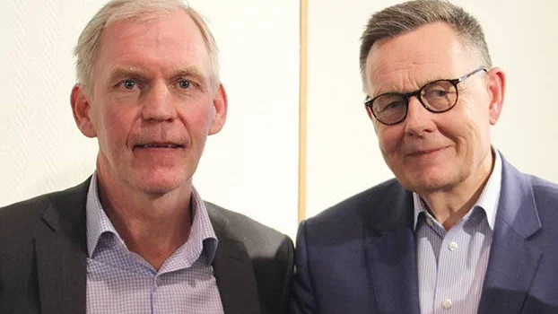 Vd-byte. Magnus Bromark, tv, Göran Hedman, th.