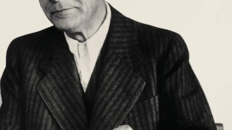 Författaren. Hans Fallada, eller Rudolf Ditzen, som han egentligen hette, levde 1893-1947. Han räknas till en av Tysklands främsta författare under 1900-talet.