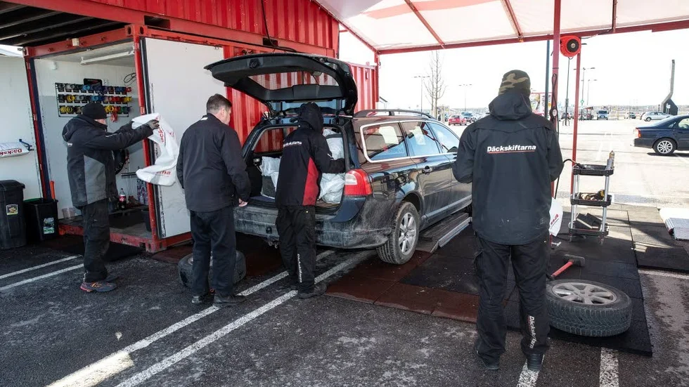 Målsättningen är att vara tre personer som arbetar med varje fordon som ska byta däck.