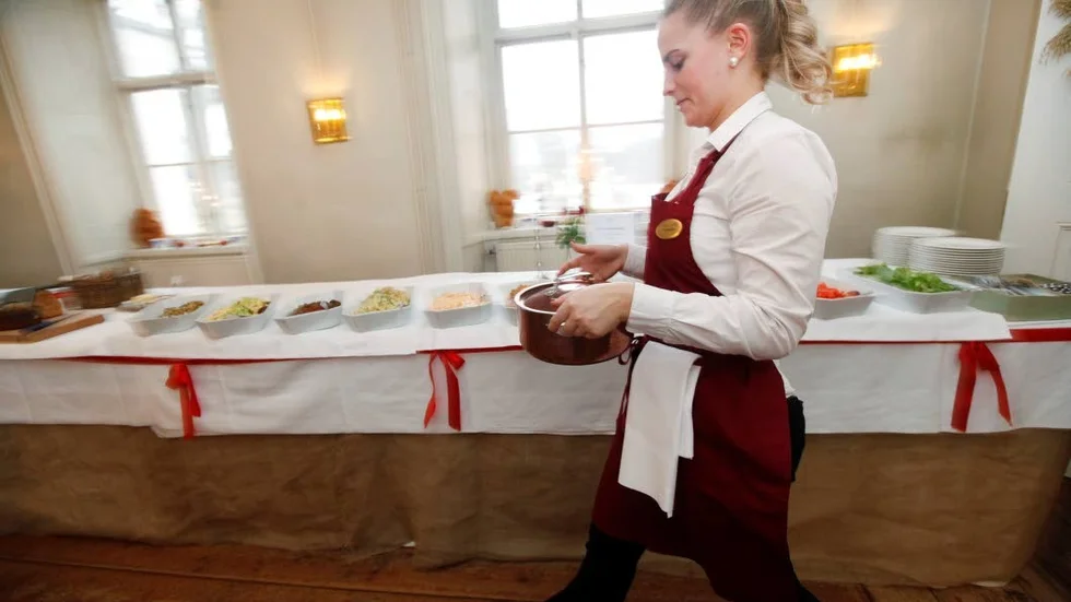 Spring. Nathali Holm har många rätter att ställa fram på borden. Det är bråttom, hungriga gäster väntar i kulisserna.