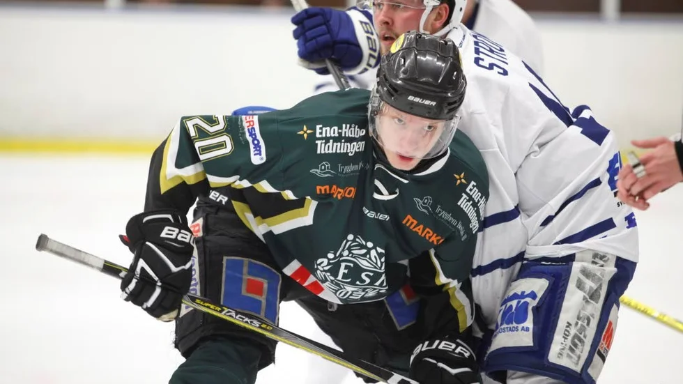 Första. Oscar Pentler öppnade målskyttet i matchen med sitt första ESK-mål.