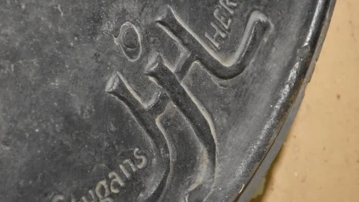Hjalmar Lundbohms monogram på bottenplattan i eldstaden som plockats ut under renoveringen.