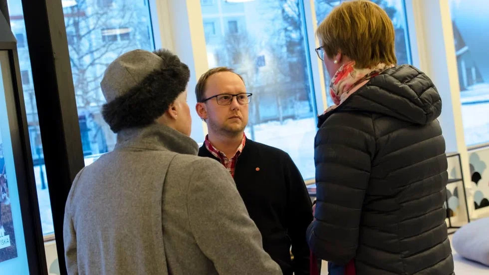 Socialdemokraternas Magnus Johansson pratar med invånare på den första medborgardialogen i centrala Gällivare.