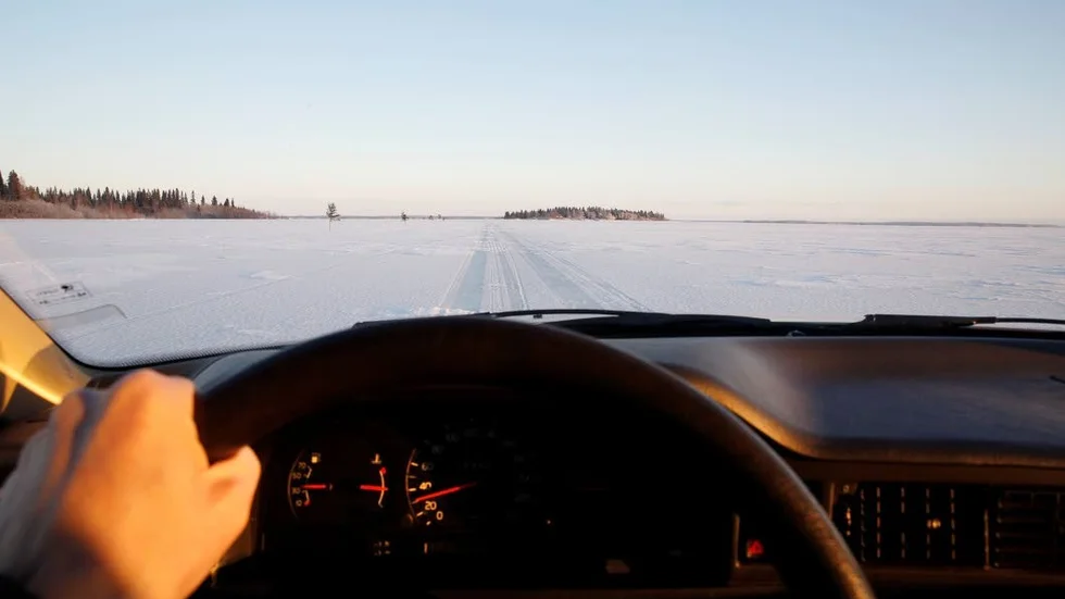 Nu har Luleå kommun, tillsammans med Hindersöns hembygdsförening, hittat nya entreprenörer som ska ploga upp vägen till Hindersön i vinter.