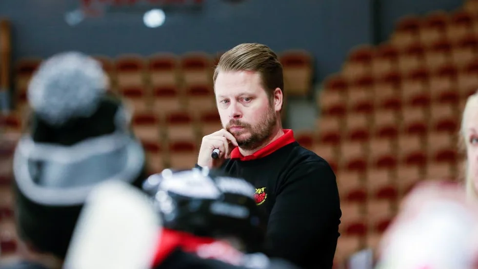 Fredrik Glader är oroad över sina spelare på isen.