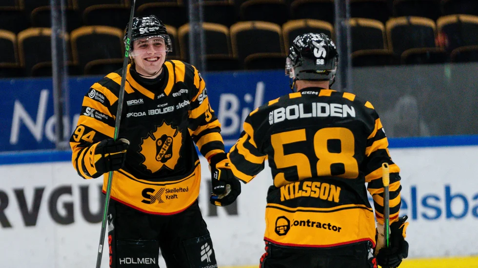 Linus Karlsson gjorde två nya mål. Han är nu uppe i 24 mål totalt, lika många Elias Pettersson gjorde under sin rookiesäsong i SHL.