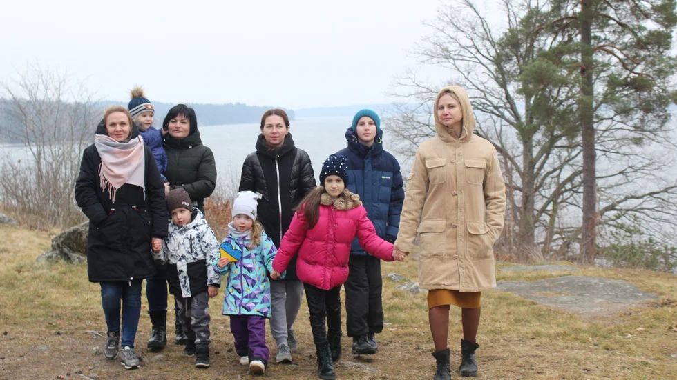 Från Ukraina till Gamleby. Från vänster: Viktoria Skurko. Viktoria Demjanovskih, Natalia Sikorskaja 0ch Maria Volchenko. Framför dem barnen Bohdan, Mykhaylo, Zlata, Veronika och Dmytro.
