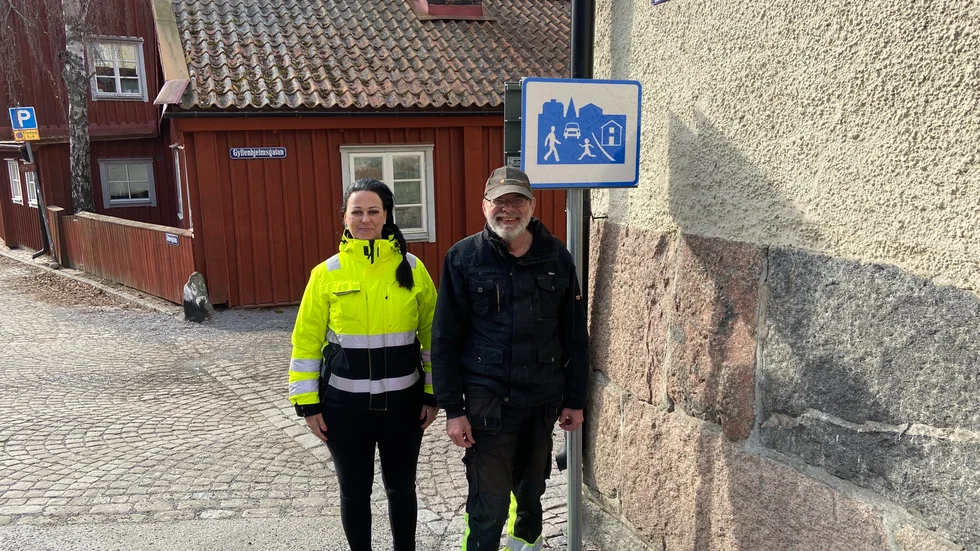 Maria Sigurd och Björn Siljeström från kommunens teknik- och servicekontor berättar att gångfartsområdet på Kyrkberget utökas. Detta från 1 maj.