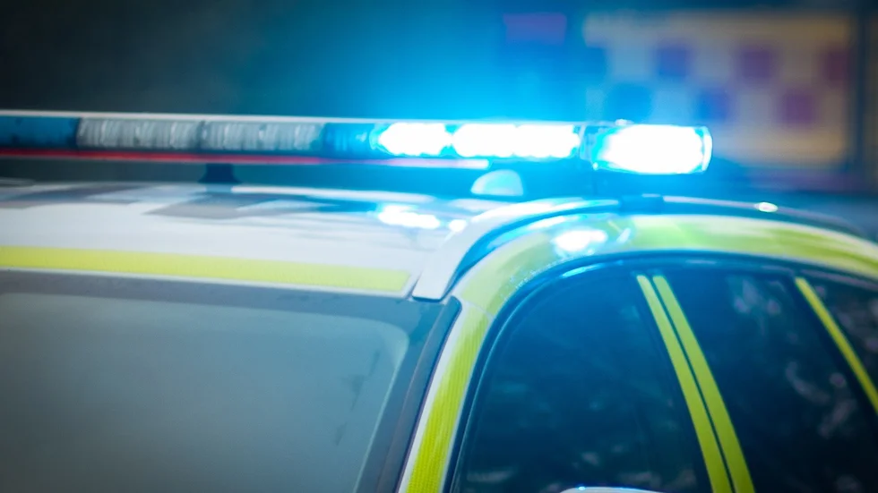 En person, under 15 år, ska på tisdagen ha blivit misshandlad och hotad med kniv av två personer i samma ålder. Nu söker polisen vittnesmål till händelsen.