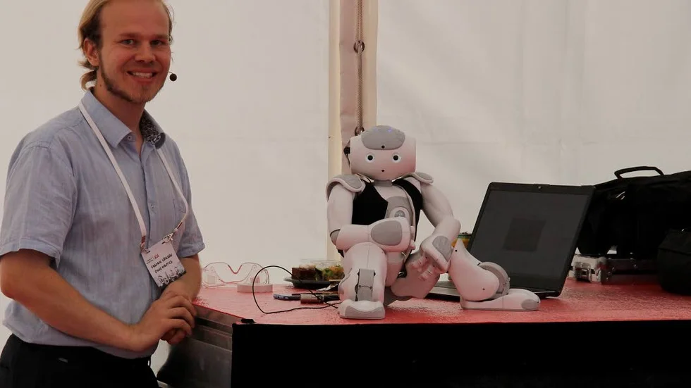 Roboten Elsa som kan spela fotboll och laga mat, och hennes skapare Fredrik Löfgren, som forskar och föreläser om robotar och AI.