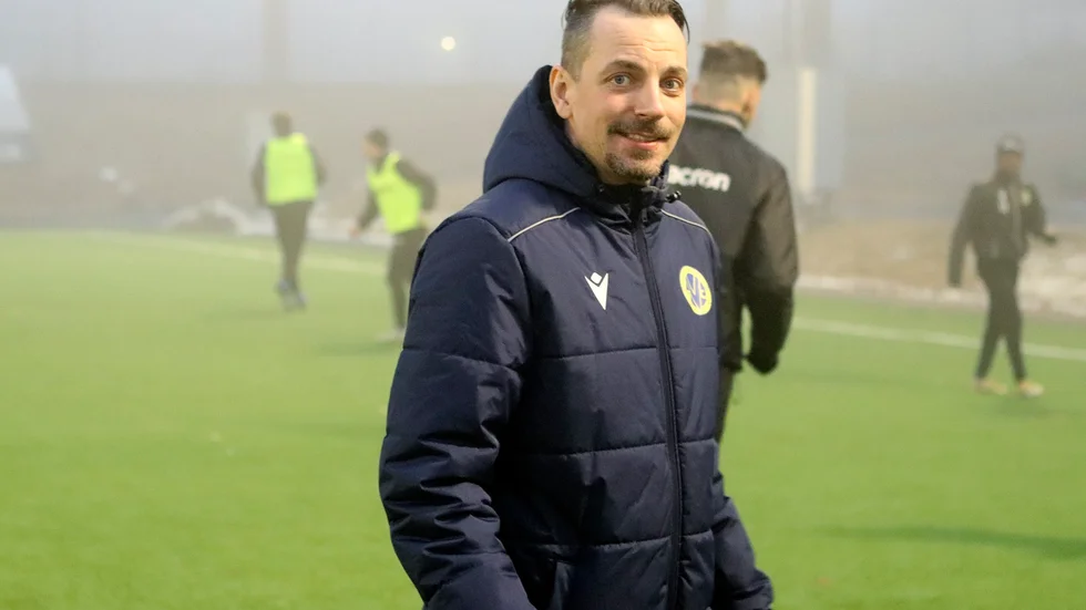 Alexander Holmberg väntar fortfarande på sin första seger som VFC-tränare. Men med bara två veckor kvar till premiären känner han ändå ett lugn.