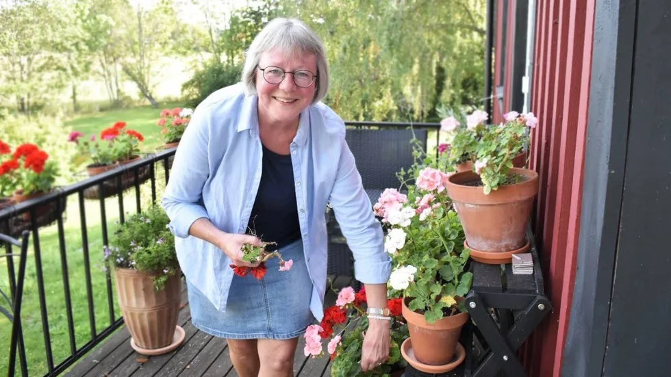 Susanne Willén Nordgrens balkong vetter mot prästgårdens stora trädgård och mot kyrkogården vid Danmarks kyrka.