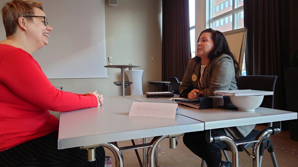 Sarah Skantz är arbetssökande och Lina Granberg söker personal till receptionen på Clarion Collection Hotel Bolinder Munktell. På måndagen möttes de två på en speeddejt.
