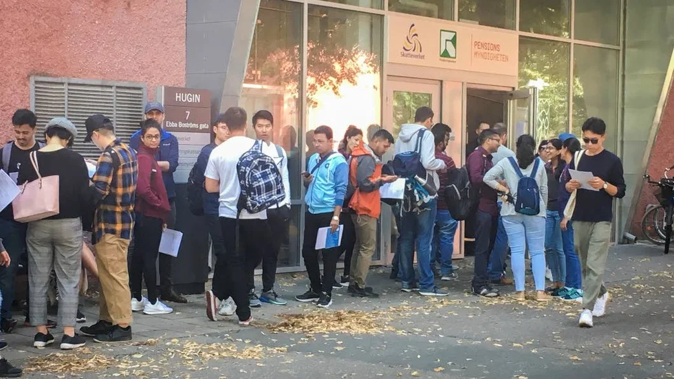Långa köer väntar de studenter som är nya i Sverige.