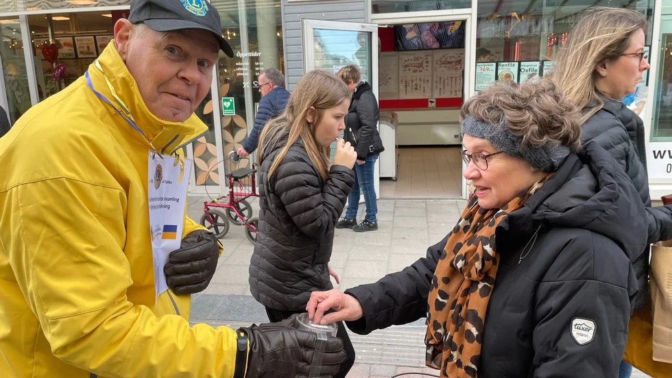 Tommy Bergvall, Lions Piteå/Öjebyn, tar emot en penninggåva av Monica Nilsson.