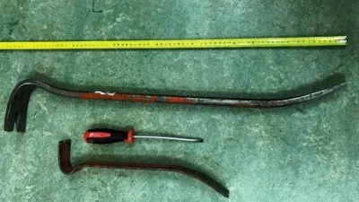 Polisen är övertygad om att verktygen på bilden skulle ha använts för brott. Måttbandet har dock polisen lagt dit.
