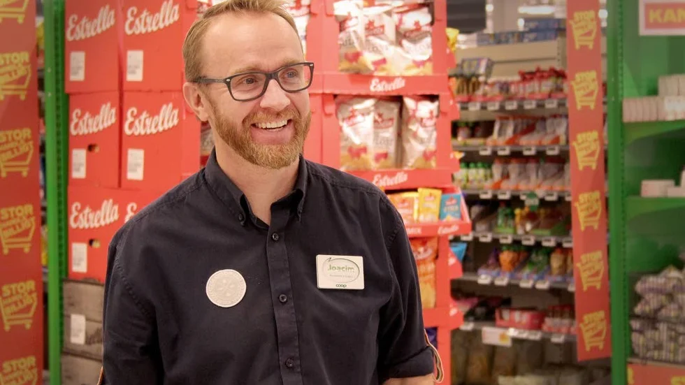 ”Både intresset för och utbudet av hållbara produkter ökar. Vi får exempelvis 400 nya produkter av vårt eget miljömärke nästa år” säger Joacim Kåkemyhr, butikschef vid Coop i Enköping.