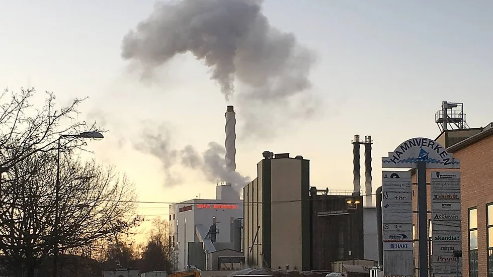 Närmare 2000 kunder, företag och privatkunder, värmer sina lokaler med fjärrvärme från kraftvärmeverket Ena Energi. Nästa år höjs taxan med 3,5 procent.