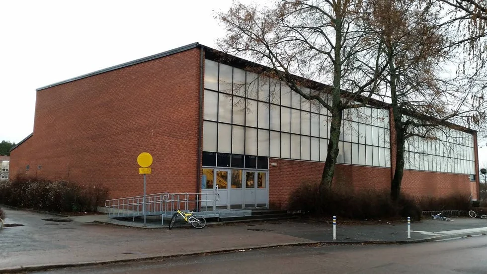 S:t Ilianskolans idrottshall tas över av upplevelsenämnden så att kommunens skolkostnader blir mera rättvisande.