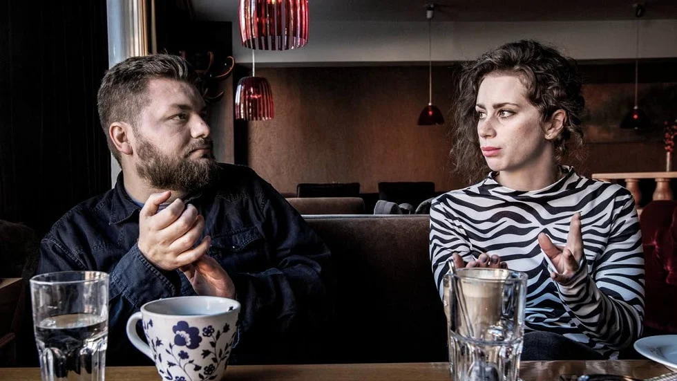 Johan Persson och Angelica Ogland kör podcatsen Mörkret, som bland annat tar upp problemet med årstidsdepressioner.