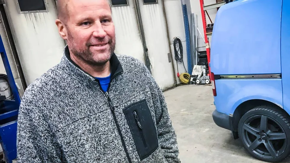 Motorstjärnan Dick Wicksell agerade snabbt när hans företagslokal började ryka.