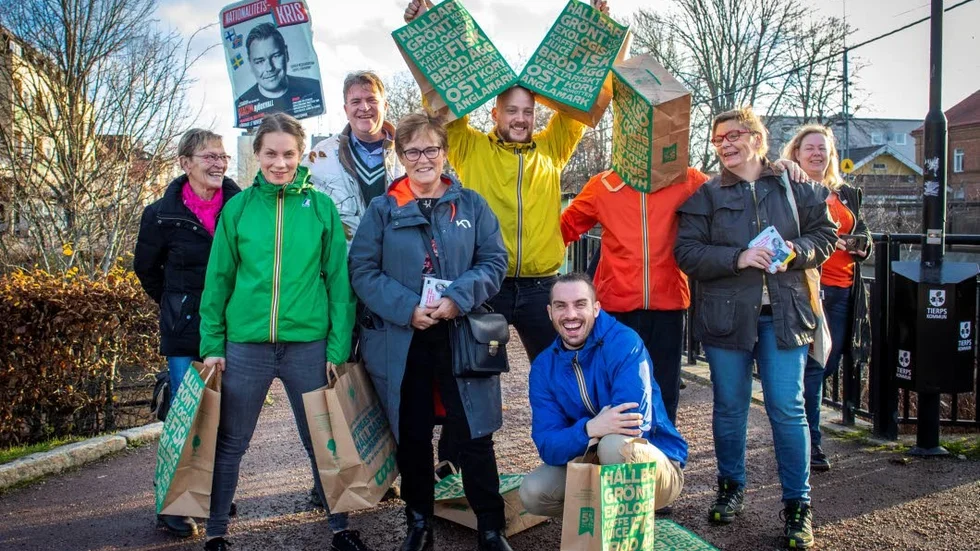 Hur får man fler att besöka teatern på orten? Kanske genom att arrangera flashmobs. Det hoppas i alla fall Tierps Riksteaterförening som fick hjälp av ReAct som här poserar med papperspåsar, som även fungerade som rekvisita.