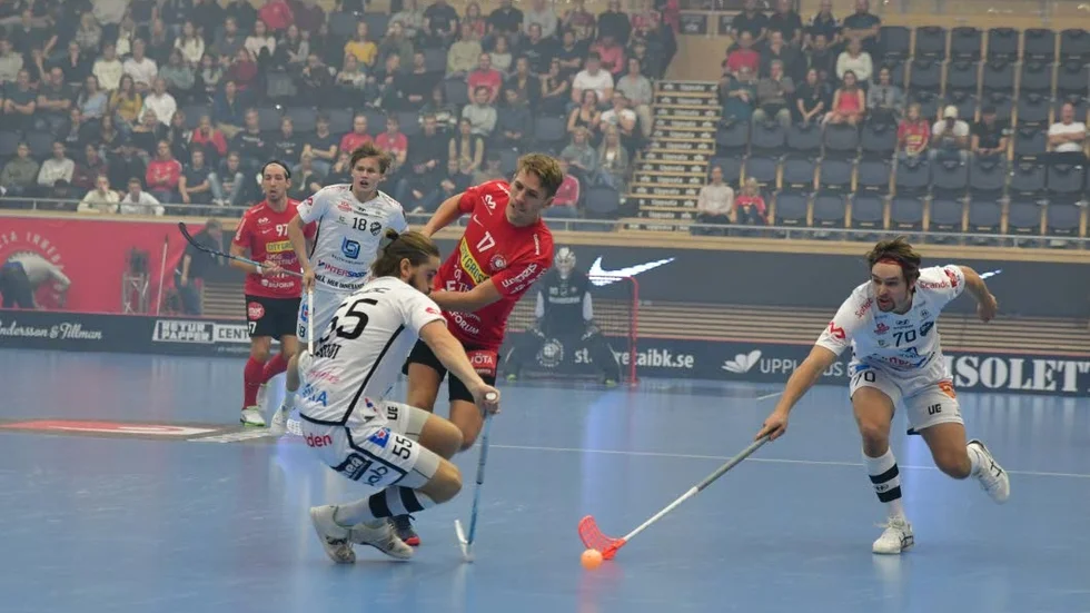 Mattias Samuelsson (röd tröja) tycker att segern mot Falun gav en rejäl energiboost.
