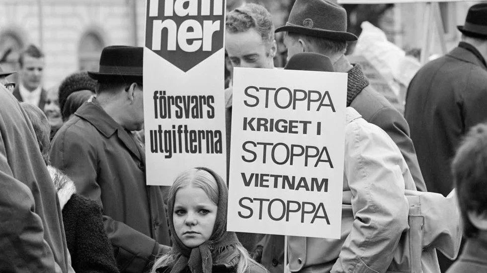 Vietnamkriget var ett angeläget ämne på första maj-demonstrationen 1967, en av bilderna i boken.