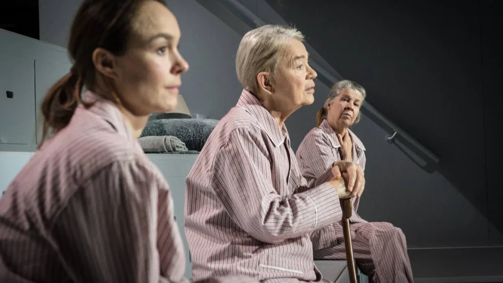 Rebecka Hemse, Anita Ekström och Ingela Olsson  är en lysande trio i "De oroliga" på Dramatens lilla scen.