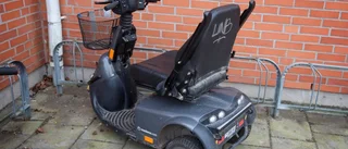 Man fastnade med permobil i sin trädgård