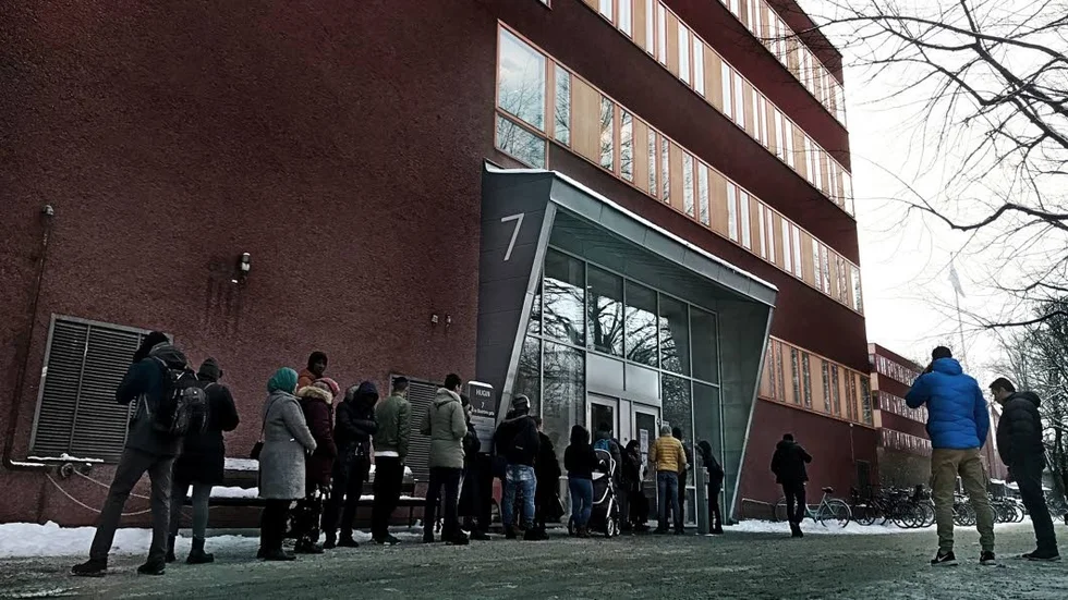 Trots 15 minusgrader så tvingas besökare köa i timmar utanför Skatteverket.