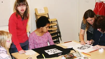 Från vänster Johanna Rauma, Lovisa Hansson, Erika Burns, kultursekreterare Pia-Marit Ekström och Ida Jäderqvist.