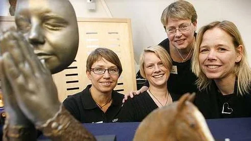 På Lidingby gård utanför Enköping erbjuder, från vänster, Anna-Märta Vallin, Jennie Månsson, Agneta Södersten och Catarina Espmark, ett program centrerat kring "horse assisted education", hästassisterad ledarskapsträning där även smyckestillverkning och avslappningsyoga står på programmet.