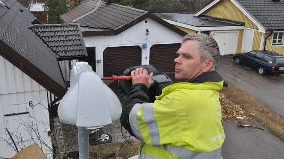 Nytt stolpljus. Ove Kindberg inledde på onsdagen arbetet med att byta ut drygt 4 000 armaturer och glödlampor i Östhammars kommun. I september kan det vara klart.