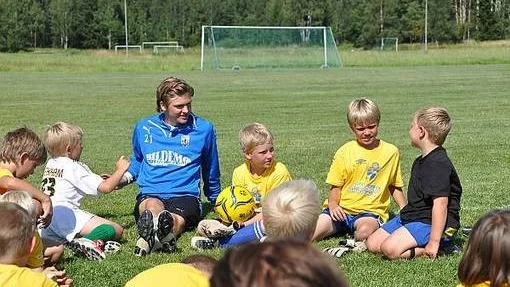 Fotbollsskola vid Korsängen, Alunda.  Martin Östlund (bilden)fick svara på frågor om allt från favoritdjur till när han bruka lägga sig på kvällen.